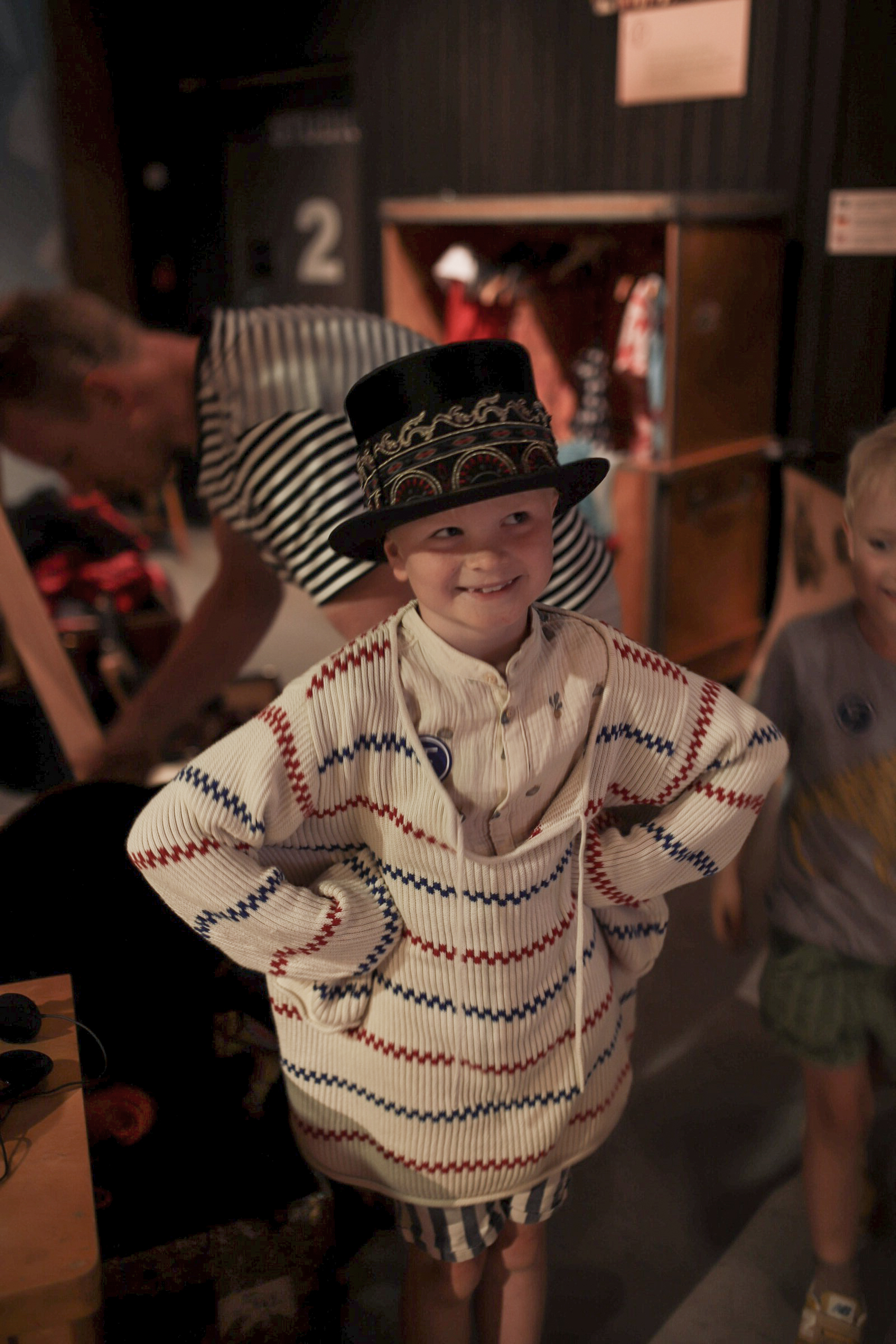 Linnéas barn testar Pippi-tröjor och hattar i Filmbyn i Mariannelund.
