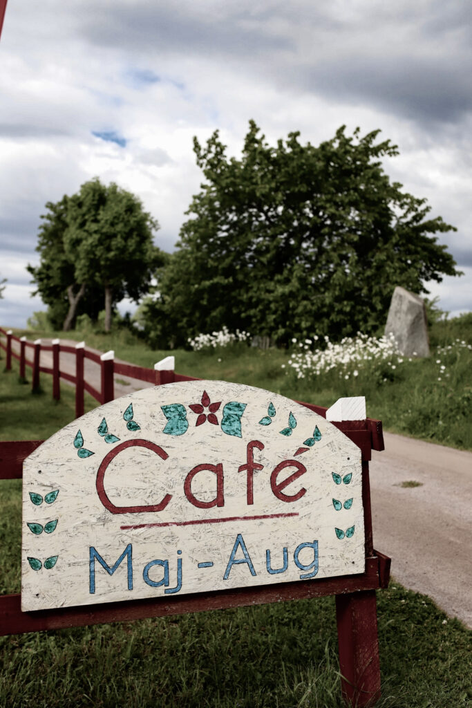 Skylt som visar texten "Café, Maj-Aug"
