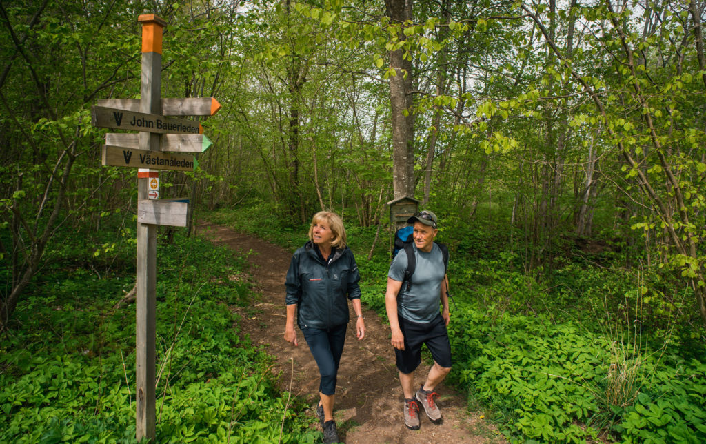 Man och kvinna vandrar längs Smålands många vandringsleder