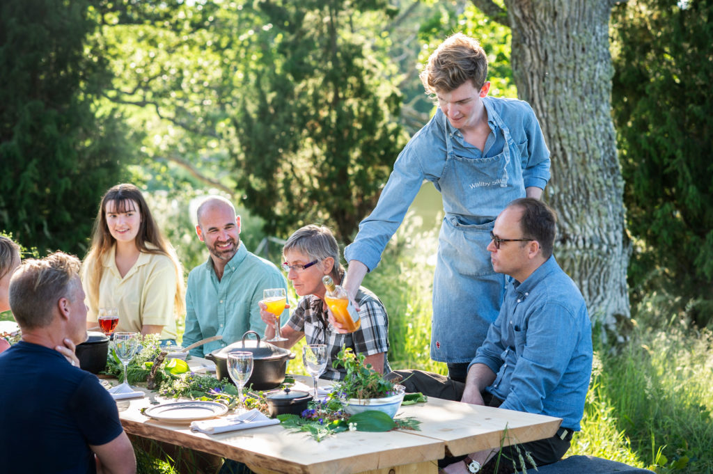 Uppdukat bord med gäster Wallby Säteri, The Edible Country