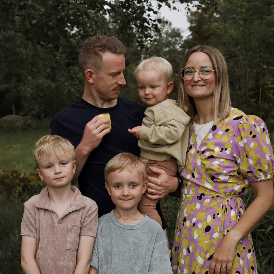 Porträttbild på Linnea Rolfsson med familj